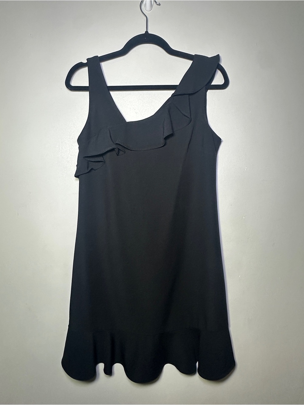 Nicole Miller Sleeveless Black Ruffle Shift Dress Asymmetrical V-Neck LBD